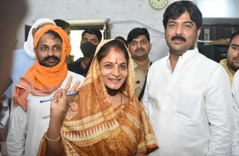 dhananjay_wife.jpg UP Panchayat Chunav 2021 : बाहुबली धनंजय सिंह की पत्नी भी लड़ेंगी पंचायत चुनाव, दाखिल किया नामांकन