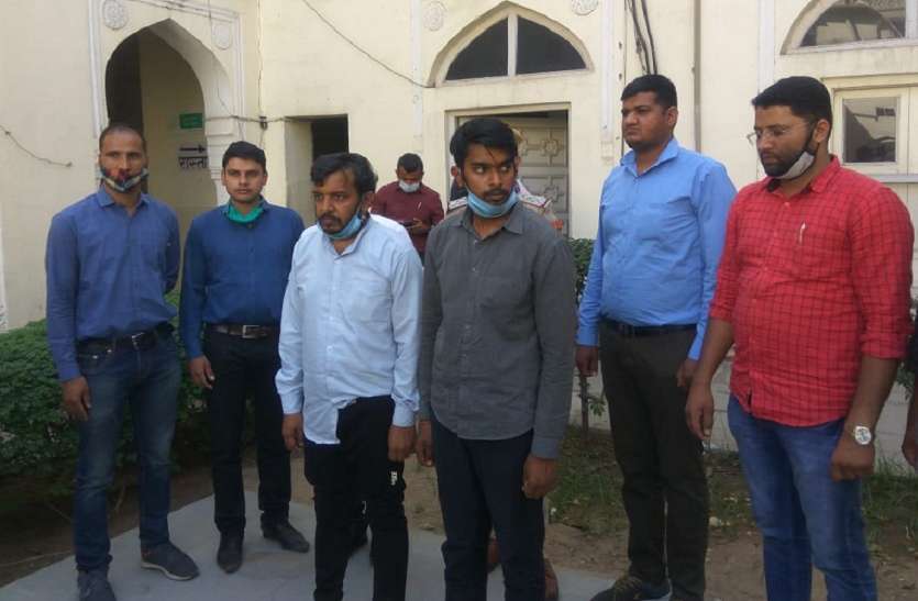 सुरंग बनाकर चांदी चुराने वाला मास्टर माइंड और उसका भांजा गिरफ्तार सुरंग बनाकर चांदी चुराने वाला मास्टर माइंड और उसका भांजा गिरफ्तार