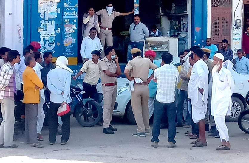 नाले से कीचड़ हटाने के लिए बुलानी पड़ी पुलिस नाले से कीचड़ हटाने के लिए बुलानी पड़ी पुलिस