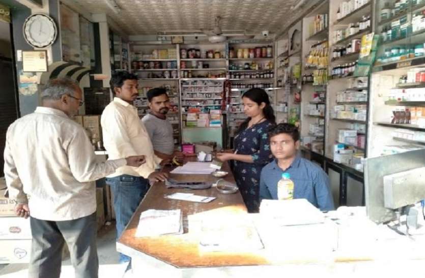 दवा की दुकान Corona effect: बिना डॉक्टर की पर्ची के दवा वितरण पर पाबंदी
