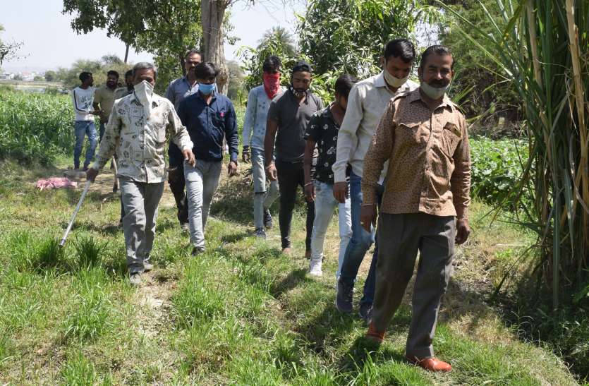 नेला गांव में पैंथर, पटाखे जलाए, ढूंढा खेतों में पर नहीं दिखा नेला गांव में पैंथर, पटाखे जलाए, ढूंढा खेतों में पर नहीं दिखा