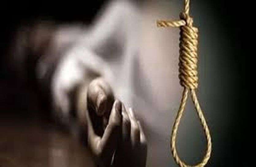 पति की हत्या कर पत्नी ने फंदे पर लटकाया शव, बहन को बुला भेज दिए गहने पति की हत्या कर पत्नी ने फंदे पर लटकाया शव, बहन को बुला भेज दिए गहने