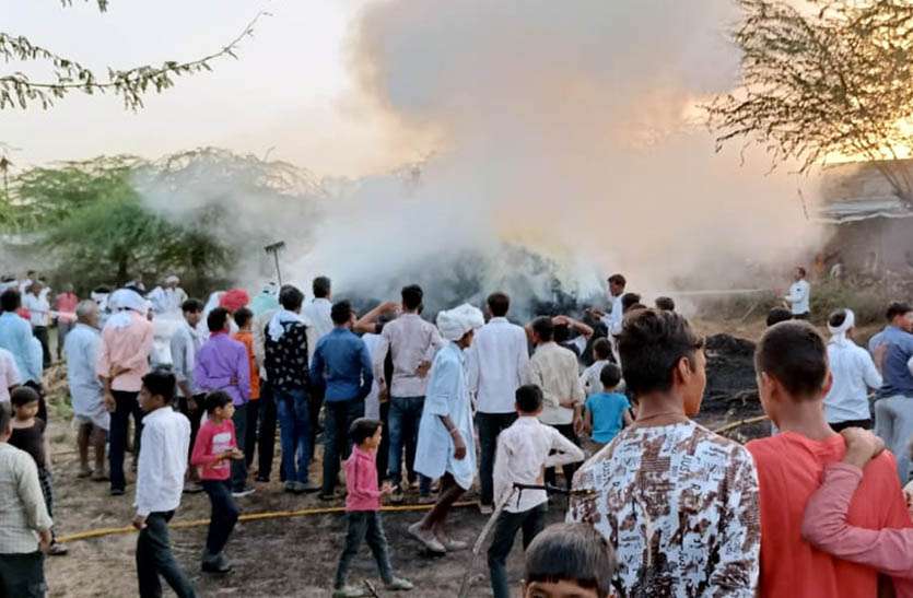 आग में दो दर्जन ट्रॉली चारा व ईंधन लकड़ी जलकर हुई राख आग में दो दर्जन ट्रॉली चारा व ईंधन लकड़ी जलकर हुई राख