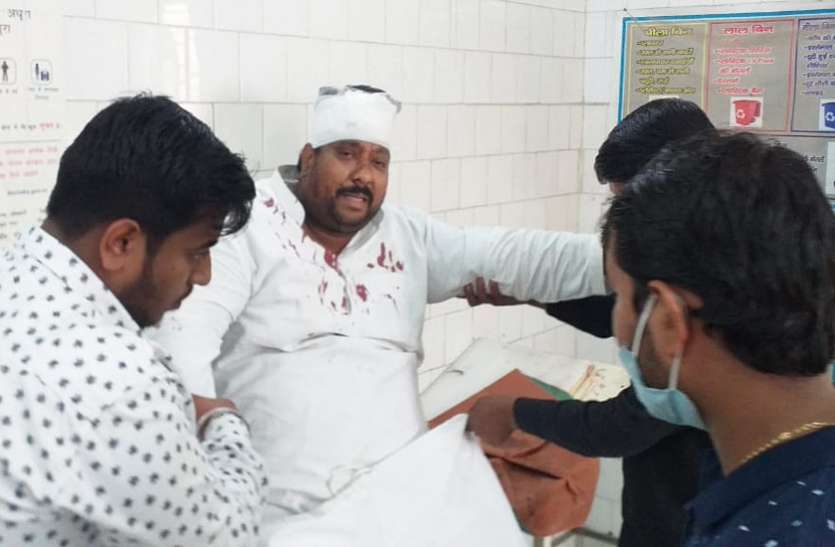 greater-noida.jpg आधा दर्जन बदमाशों ने रंगदारी नहीं देने पर व्यापारी को सरेआम दौड़ा-दौड़ाकर पीटा, वीडियो वायरल