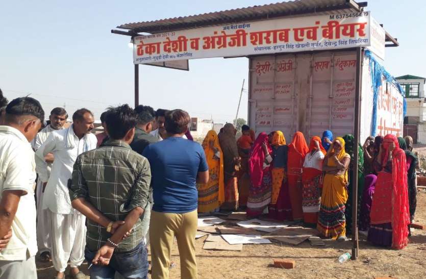 शराब के ठेके पर महिलाओं ने जमाया कब्जा, नहीं खोलने दी दुकान शराब के ठेके पर महिलाओं ने जमाया कब्जा, नहीं खोलने दी दुकान