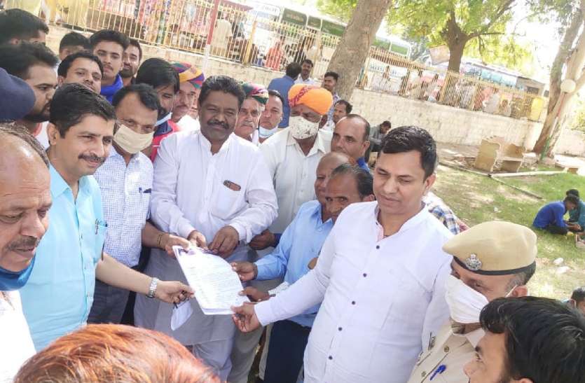अंबेडकर की मूर्ति को खंडित किया, चश्मा तोड़ा अंबेडकर की मूर्ति को खंडित किया, चश्मा तोड़ा