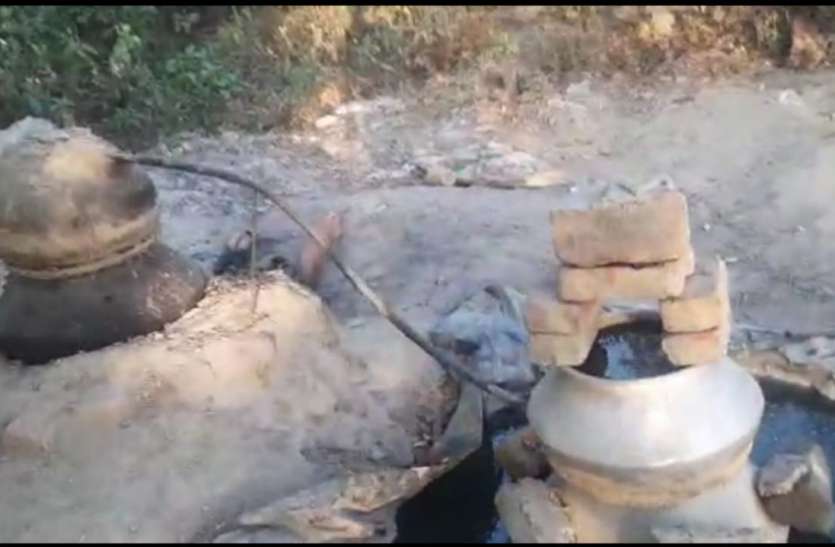 बाग में बन रही थी कच्ची दारू, अचानक पहुंच गई पुलिस, जाने फिर क्या हुआ बाग में बन रही थी कच्ची दारू, अचानक पहुंच गई पुलिस, जाने फिर क्या हुआ