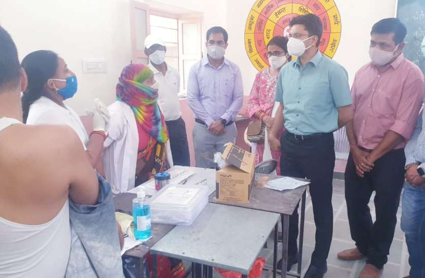 टीकाकरण शिविर का शनिवार को जिला कलेक्टर इंद्रजीत सिंह ने निरीक्षण किया टीकाकरण शिविर का शनिवार को जिला कलेक्टर इंद्रजीत सिंह ने निरीक्षण किया