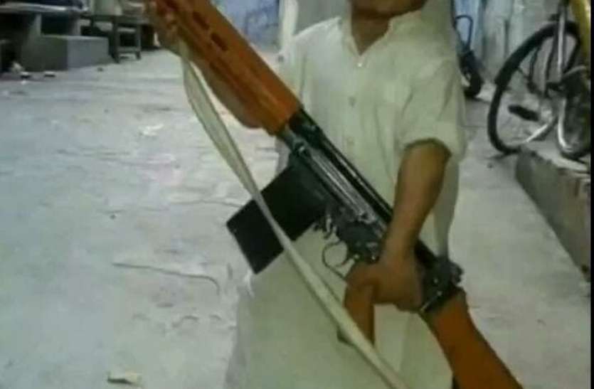 insas.jpg शामली के अजीम की इंसास राइफल के साथ फोटो सोशल मीडिया पर वायरल