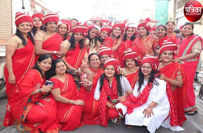 घर की जिम्मेदारी के साथ निभा रही सामाजिक दायित्व घर की जिम्मेदारी के साथ निभा रही सामाजिक दायित्व
