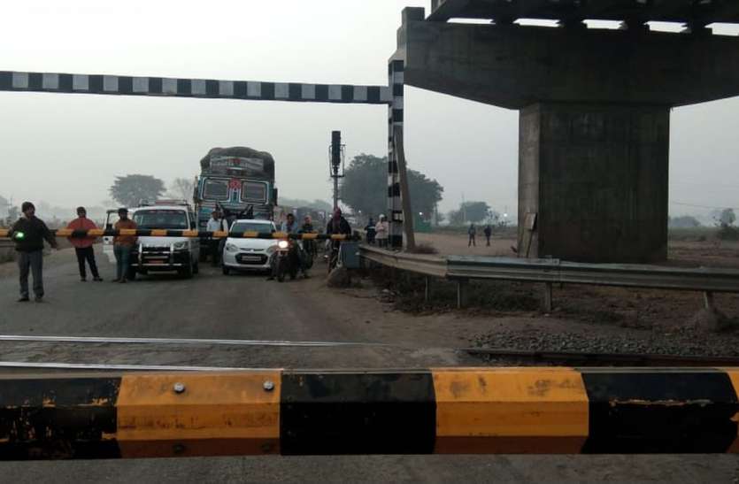 railway gate आए दिन कालापत्थर रेलवे फाटक बंद होने से लगता है जाम, चालक परेशान