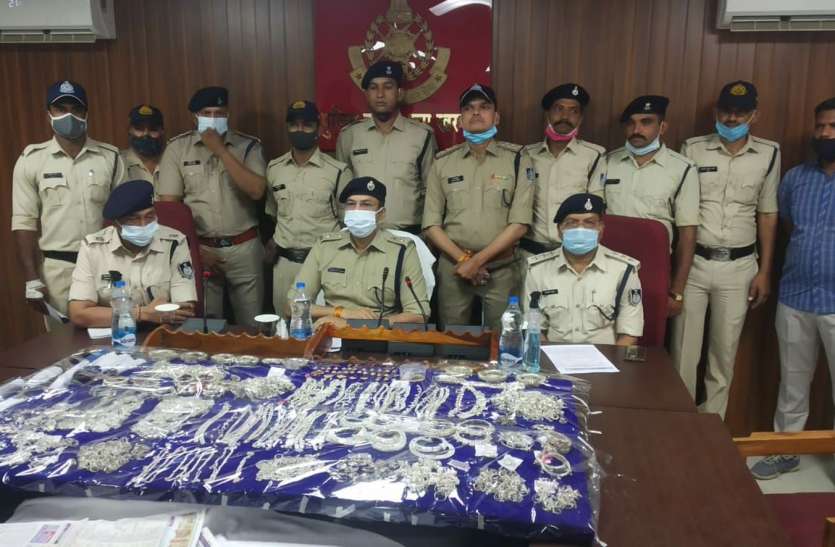 Interrogation gang robbed by police, 15 lakh silver and gold recovered लूट की अंतरर्राज्जीय गैंग चढ़ी पुलिस के हत्थे, 15 लाख की चांदी व सोना बरामद