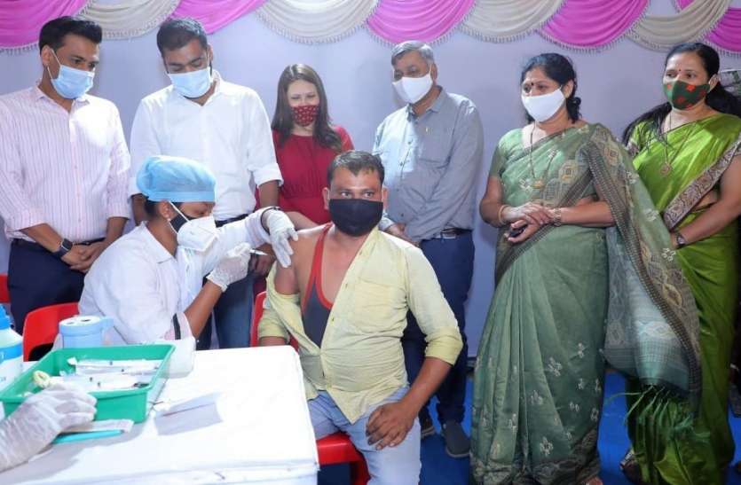 SURAT NEWS DAYRI: औद्योगिक संस्थान में टीकाकरण SURAT NEWS DAYRI: औद्योगिक संस्थान में टीकाकरण