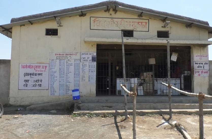सरकारी दुकानों से ब्रांडेड बोतलों में बिक रही मिलावटी शराब, जानकर भी अनजान बना आबकारी विभाग सरकारी दुकानों से ब्रांडेड बोतलों में बिक रही मिलावटी शराब, जानकर भी अनजान बना आबकारी विभाग