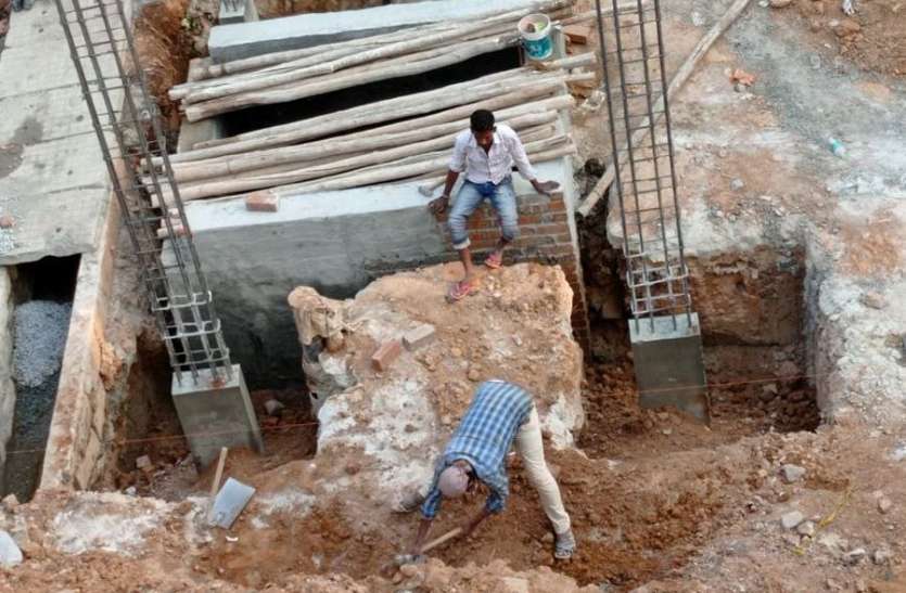 mazdoor.jpg लॉकडाउन की आशंका में दिन-रात खट रहे मजदूर