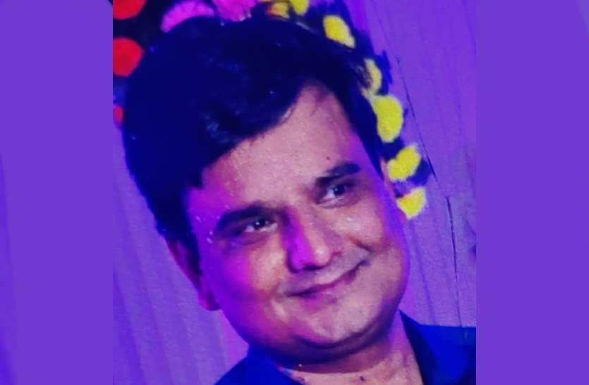 UP Officer Killed in Road Accident सेल्फी लेने के दौरान सड़क हादसा, वाराणसी सहायक नगर आयुक्त की मौत