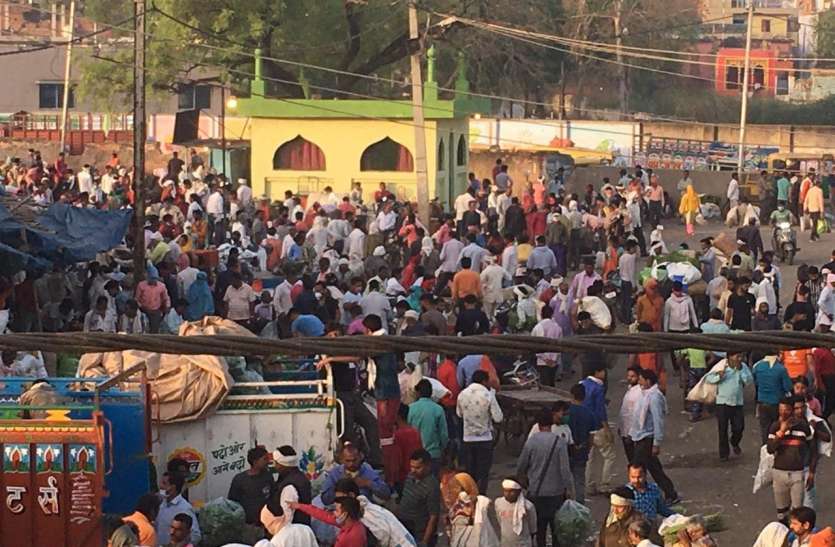 पूर्व मंत्री की हठधर्मिता के चलते फिर से खुल गई पुरानी लक्ष्मीगंज मंडी, सोशल डिस्टेंसिंग तार-तार पूर्व मंत्री की हठधर्मिता के चलते फिर से खुल गई पुरानी लक्ष्मीगंज मंडी, सोशल डिस्टेंसिंग तार-तार