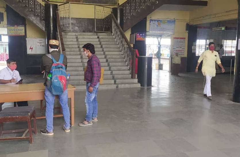 रेलवे स्टेशन पर नहीं हो रही कोरोना स्क्रीनिंग रेलवे स्टेशन पर नहीं हो रही कोरोना स्क्रीनिंग