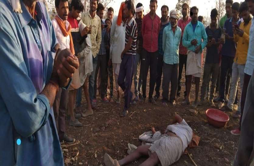 महुआ चुनने गए वृद्ध का बाघ ने किया शिकार, ग्रामीणों ने शव का पोस्टमार्टम करने से किया मना महुआ चुनने गए वृद्ध का बाघ ने किया शिकार, ग्रामीणों ने शव का पोस्टमार्टम करने से किया मना
