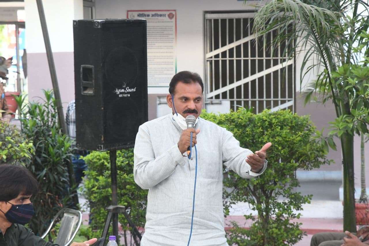 पुलिस-पब्लिक एकजुट होकर बोली- अब से कंधे से कंधा मिलाकर चलेंगे