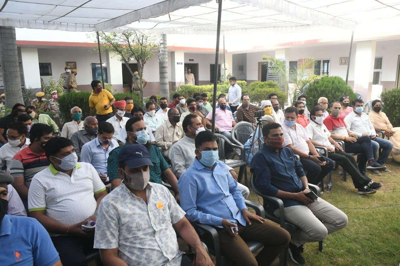 पुलिस-पब्लिक एकजुट होकर बोली- अब से कंधे से कंधा मिलाकर चलेंगे