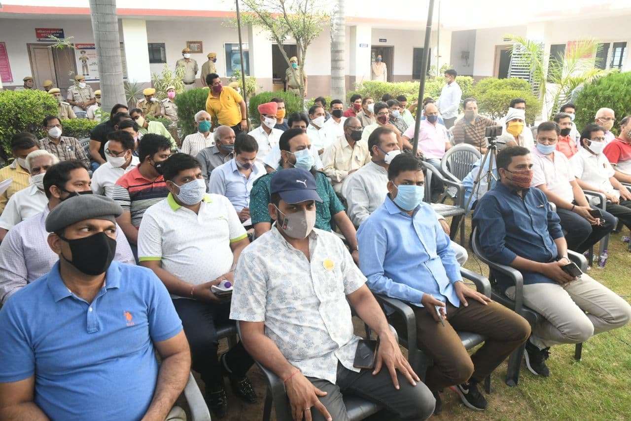 पुलिस-पब्लिक एकजुट होकर बोली- अब से कंधे से कंधा मिलाकर चलेंगे
