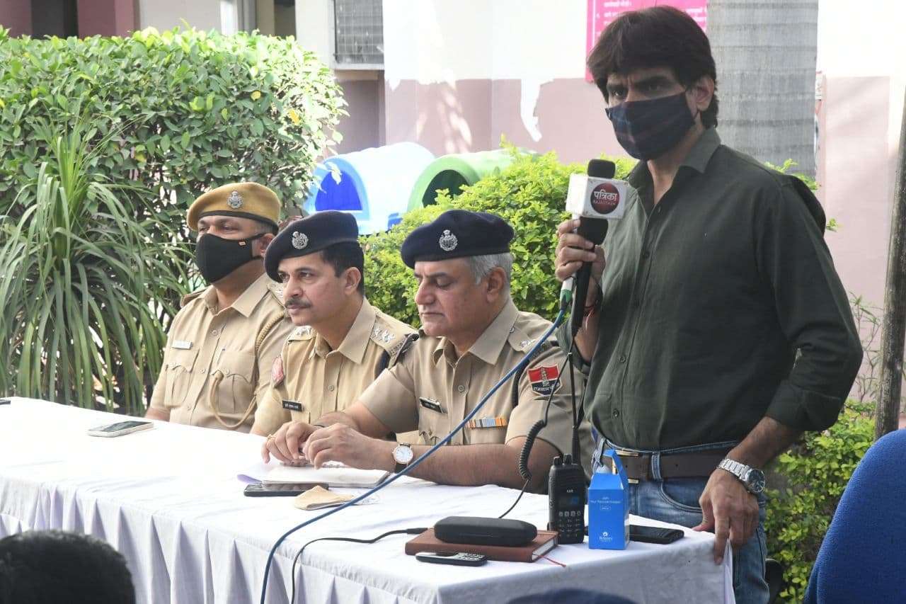 पुलिस-पब्लिक एकजुट होकर बोली- अब से कंधे से कंधा मिलाकर चलेंगे
