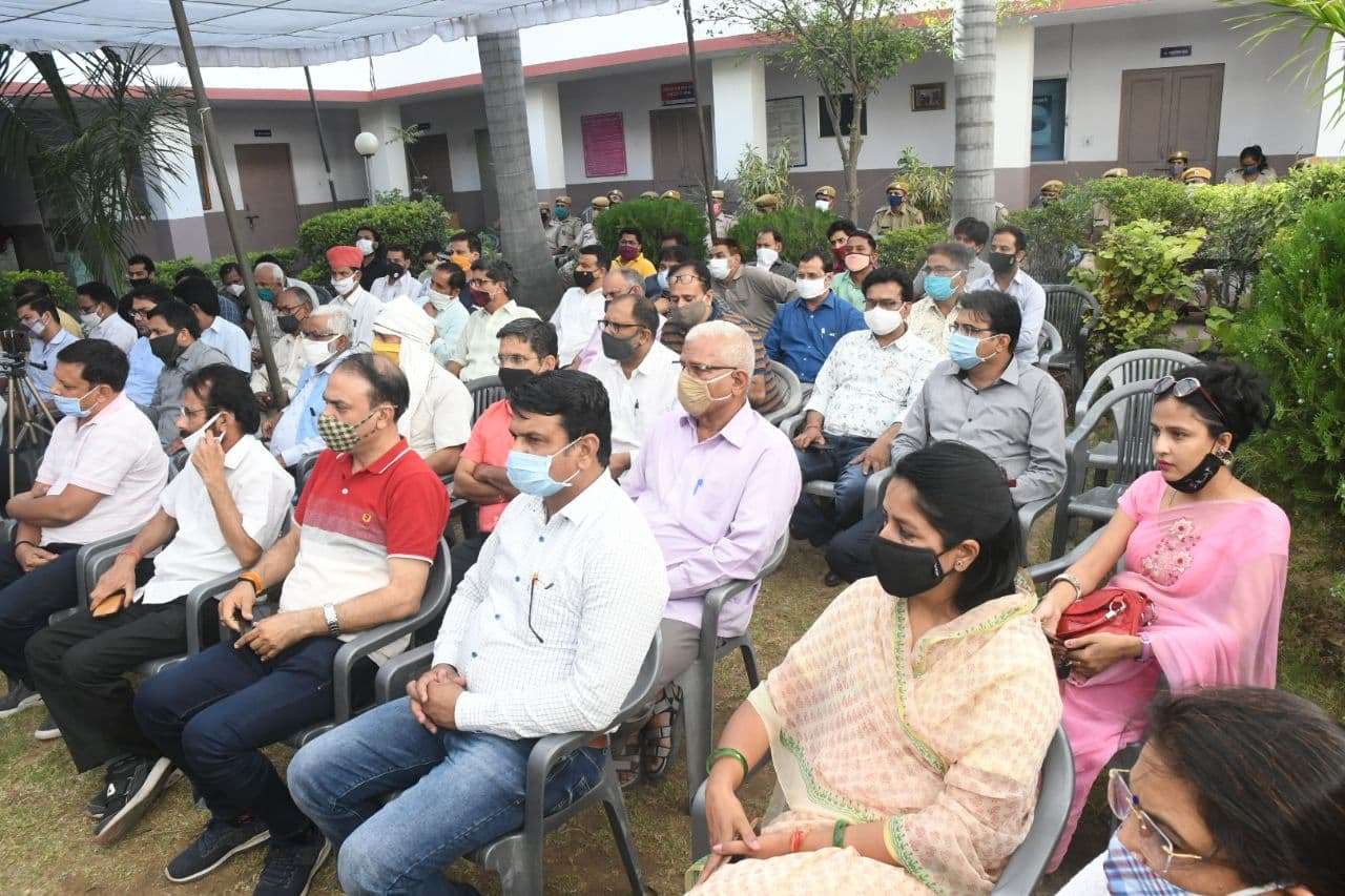 पुलिस-पब्लिक एकजुट होकर बोली- अब से कंधे से कंधा मिलाकर चलेंगे