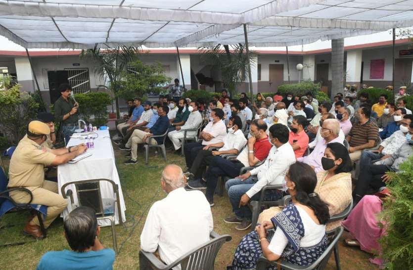 पुलिस-पब्लिक एकजुट होकर बोली- अब से कंधे से कंधा मिलाकर चलेंगे पुलिस-पब्लिक एकजुट होकर बोली- अब से कंधे से कंधा मिलाकर चलेंगे