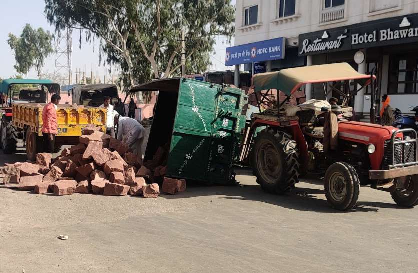 पलटी पत्थरों से भरी ट्रोली, टला हादसा पलटी पत्थरों से भरी ट्रोली, टला हादसा