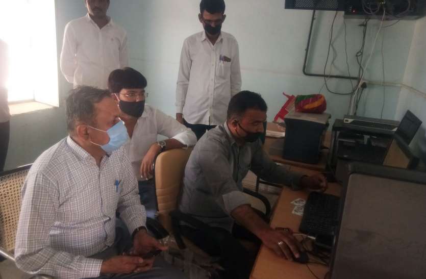 तकनीकी खराबी से नहीं हो पाया पंजीयन, निराश होकर लौटे ग्रामीण तकनीकी खराबी से नहीं हो पाया पंजीयन, निराश होकर लौटे ग्रामीण