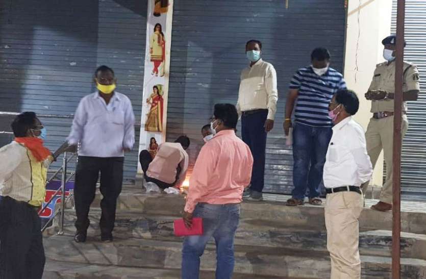 कोरोना नियम का पालन कराने सड़क पर उतरे कलक्टर, उल्लंघन पर इन 11 दुकानों को किया सील कोरोना नियम का पालन कराने सड़क पर उतरे कलक्टर, उल्लंघन पर इन 11 दुकानों को किया सील