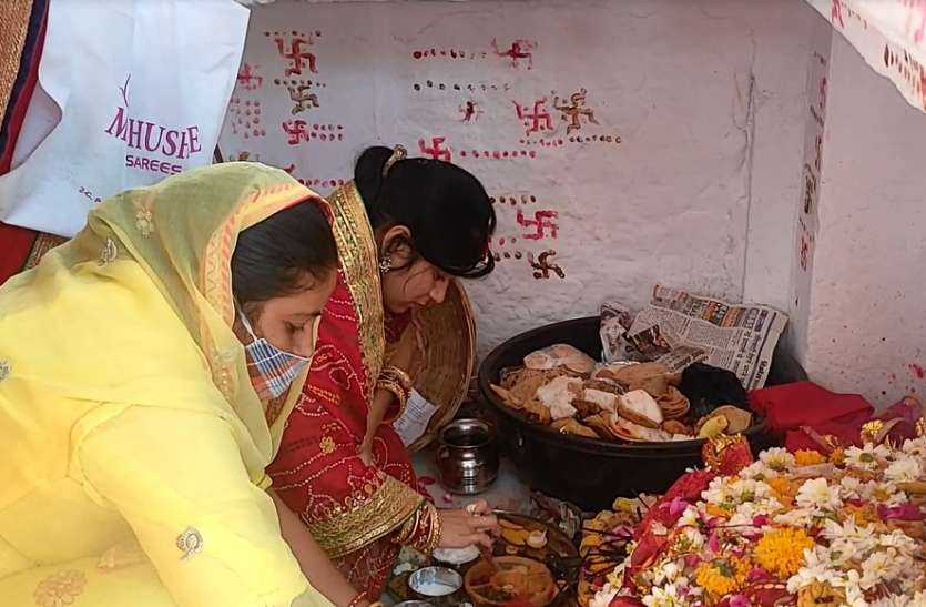 sheetala_pujan_1.jpg घरों में नहीं जले चूल्हे, शीतला माता का किया पूजन, लगाया नैवेद्य भोग