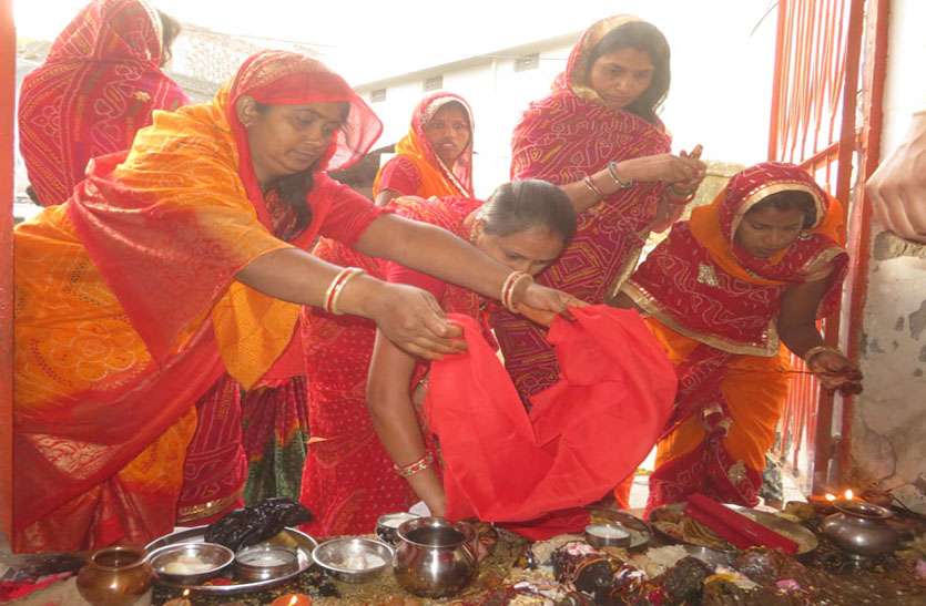 शीतला माता को लगाया ठंड़े पकवानों को भोग, सुख समृद्धि के लिए की कामना शीतला माता को लगाया ठंड़े पकवानों को भोग, सुख समृद्धि के लिए की कामना