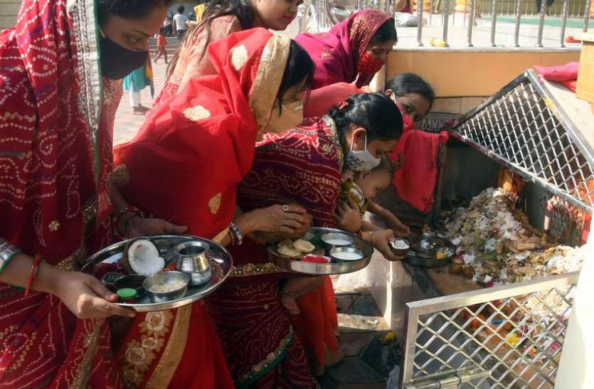 SURAT NEWS: शीतला माता को परोसे ठंडे व्यंजन SURAT NEWS: शीतला माता को परोसे ठंडे व्यंजन