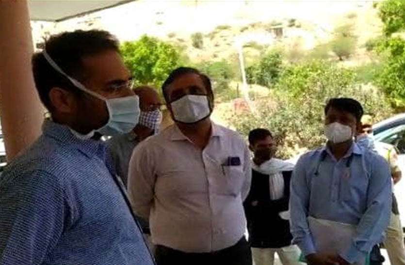आवासीय विद्यालय की छात्रा कोरोना पॉजिटिव, कलक्टर ने मेडिकल टीम के साथ किया निरीक्षण आवासीय विद्यालय की छात्रा कोरोना पॉजिटिव, कलक्टर ने मेडिकल टीम के साथ किया निरीक्षण
