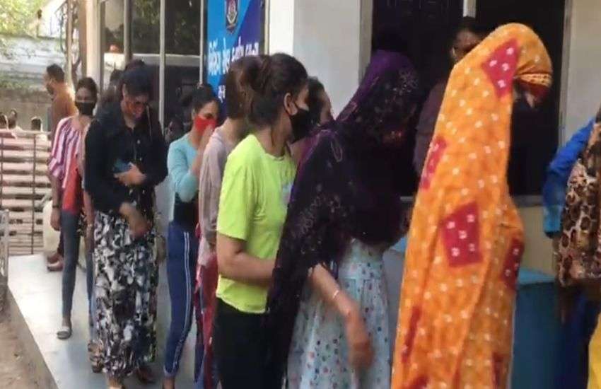 prostitution : स्पा की आड़ में चल रहे देह व्यापार के चार अड्डों पर छापा 14 लड़कियों व दो आरोपियों समेत दो दर्जन लोगों को पकड़ा
