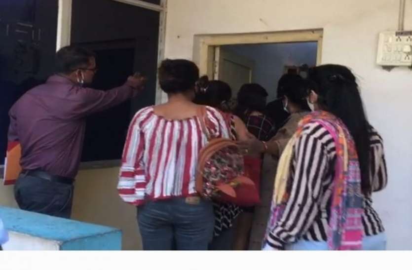 PATRIKA prostitution : स्पा की आड़ में चल रहे देह व्यापार के चार अड्डों पर छापा 14 लड़कियों व दो आरोपियों समेत दो दर्जन लोगों को पकड़ा