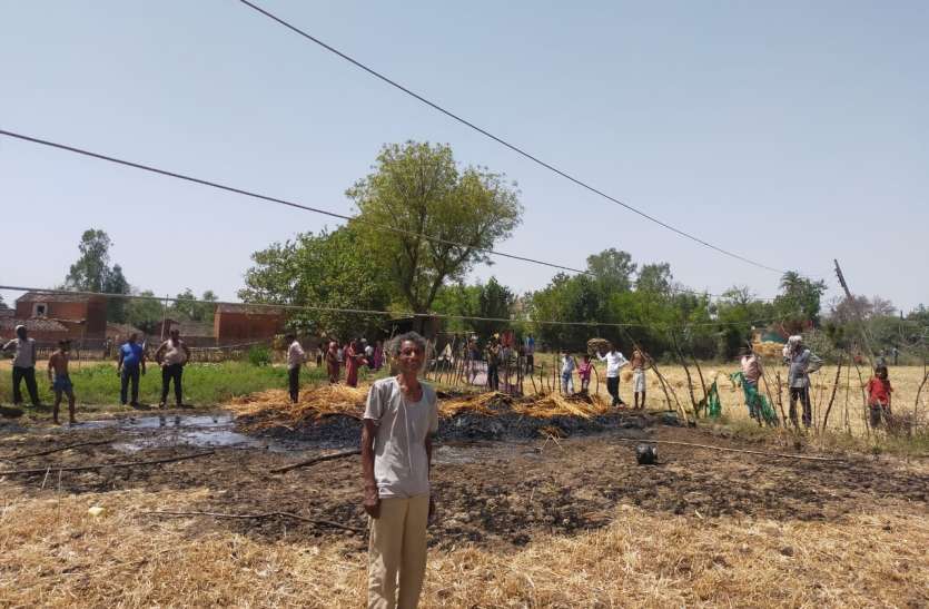 Somewhere short circuit was overcome due to fire deterioration due to unknown reasons तीन स्थानों पर १८ एकड़ गेहूं की फसलों में लगी आग. किसानों को लाखों का हुआ नुकसान