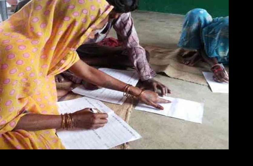 Despite the lakhs of literacy, the number of thumb impression is not d साक्षरता के लाख जतन के बाद बावजूद अंगूठा छाप की संख्या नहीं हो रही कम, जिले में 6 हजार से अधिक लोग अनपढ़