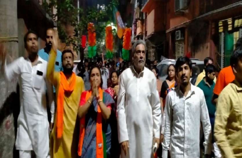 WEST BENGAL ASSEMBLY ELECTION 2021-छुट्टी के दिन का लाभ उठाया लोगों से सम्पर्क कर आशीर्वाद लिया WEST BENGAL ASSEMBLY ELECTION 2021-छुट्टी के दिन का लाभ उठाया लोगों से सम्पर्क कर आशीर्वाद लिया