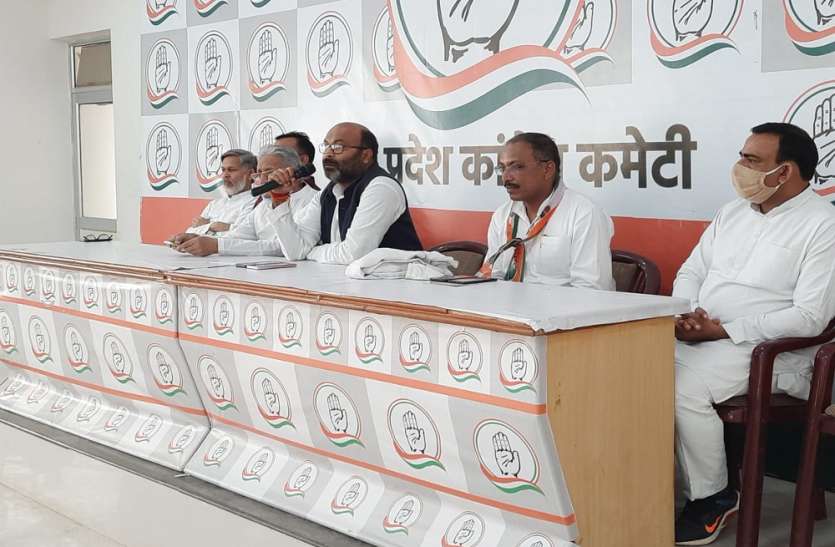 congress_1.jpg बसपा के कई नेता सैकड़ों समर्थकों संग कांग्रेस में शामिल, लल्लू बोले- गरीब, कमजोर, वंचितों की लड़ाई लड़ रही कांग्रेस