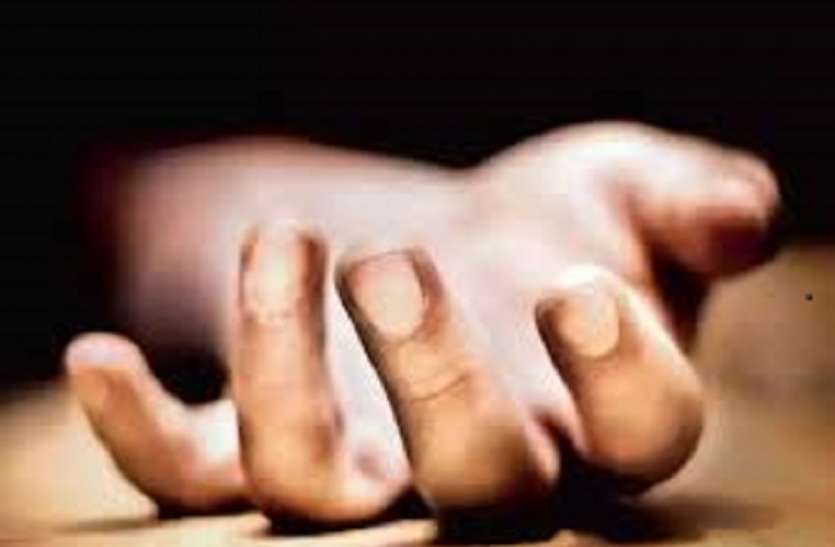 घर की सफाई के दौरान मिला काले प्लास्टिक में लिपटा शव घर की सफाई के दौरान मिला काले प्लास्टिक में लिपटा शव