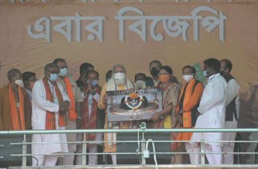 प्रधानमंत्री नरेन्द्र मोदी को कलाकृति भेंट करते भाजपा नेता। जनता ने संभाल ली परिवर्तन की कमान : पीएम मोदी