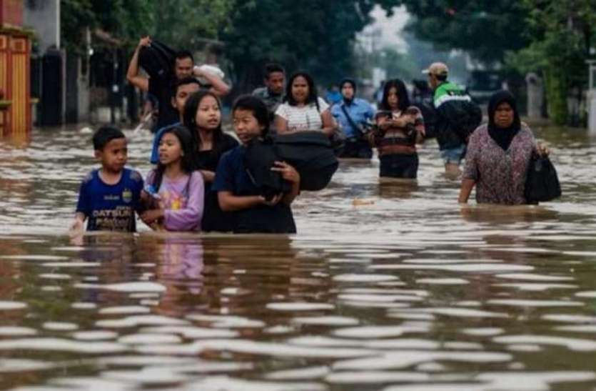 indoanesia_flood.jpg इंडोनेशिया: भारी बारिश के बाद बाढ़ और भूस्खलन से तबाही, अब तक 44 लोगों की मौत, हजारों बेघर