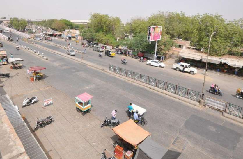 लू के थपेड़ों से बेहाल, सड़कें सूनी, पारा 43 डिग्री पार लू के थपेड़ों से बेहाल, सड़कें सूनी, बाड़मेर में पारा 43 डिग्री पार