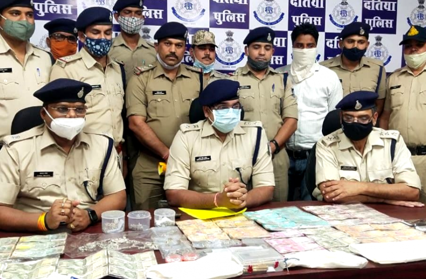 news डकैती का खुलासा : सोना, चांदी, हजारों रुपये और हथियार के साथ पुलिस ने 5 डकैतों को दबोचा