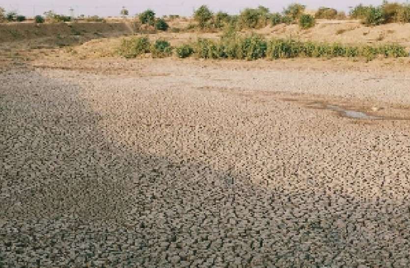 गर्मी की शुरुआत में ही सूख गया तालाब गर्मी की शुरुआत में ही सूख गया तालाब
