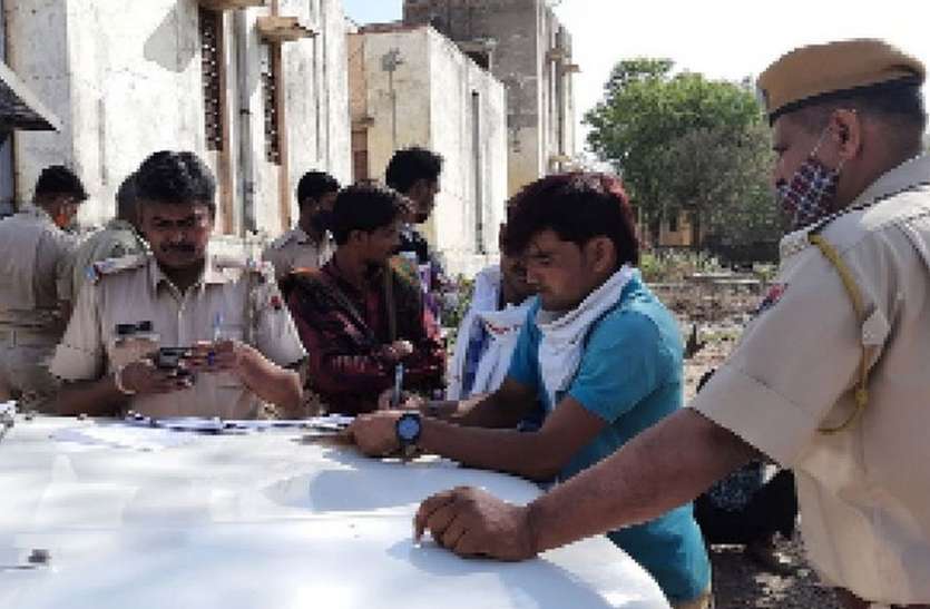 मारपीट करते हुए सड़क पर आ गए, वाहन की टक्कर से युवक की मौत मारपीट करते हुए सड़क पर आ गए, वाहन की टक्कर से युवक की मौत