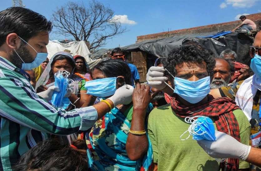 सार्वजनिक स्थान पर बिना मास्क आने वालों को जुर्माने के बदले निशुल्क मास्क दे रही पुलिस सार्वजनिक स्थान पर बिना मास्क आने वालों को जुर्माने के बदले निशुल्क मास्क दे रही पुलिस